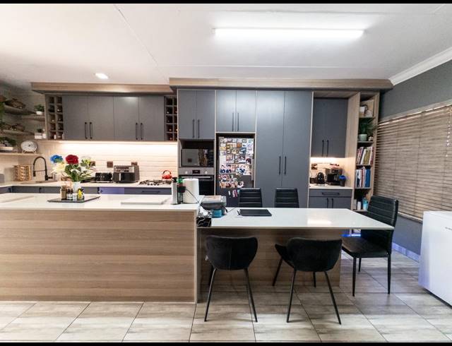 4 BEDROOM HOUSE FOR SALE IN BOKSBURG NORTH